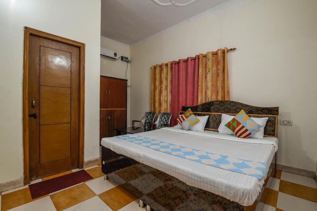 Een bed of bedden in een kamer bij OYO Kuber Guest house