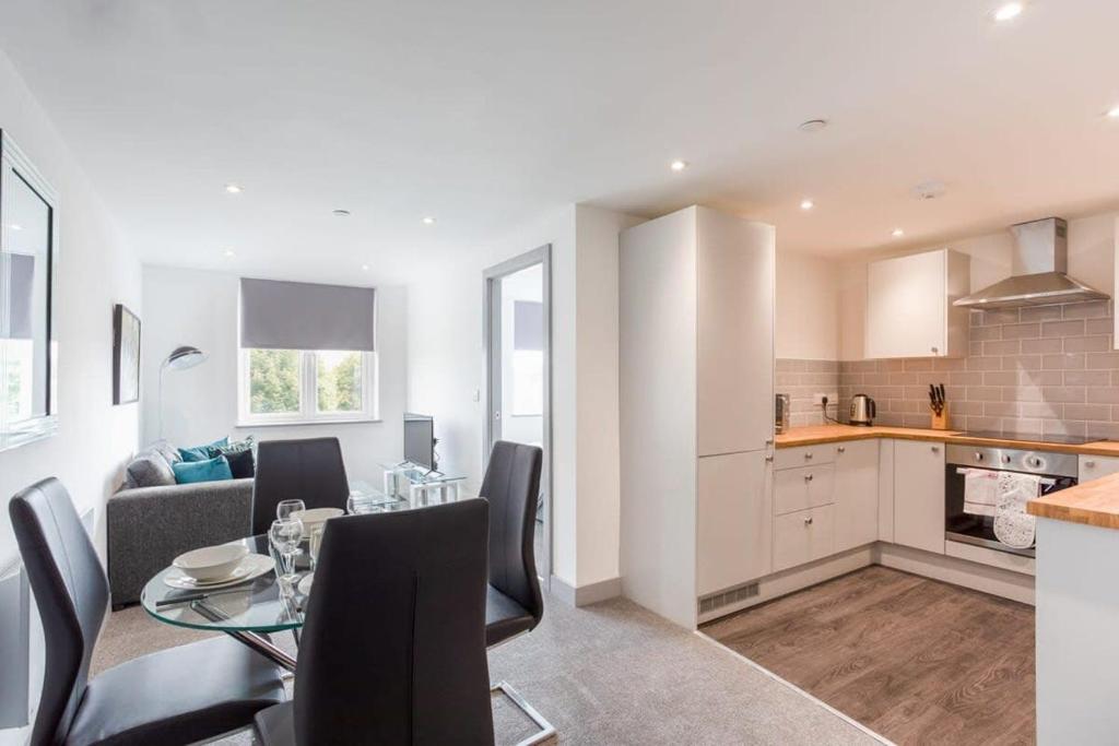 a kitchen and a dining room with a table and chairs at Charming 1 Bedroom Apartment in Leeds in Leeds