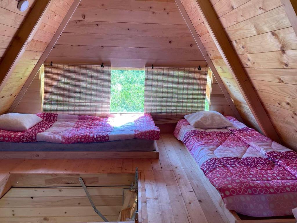 Andrijevica的住宿－Bungalov Perovic，小木屋内的2张床