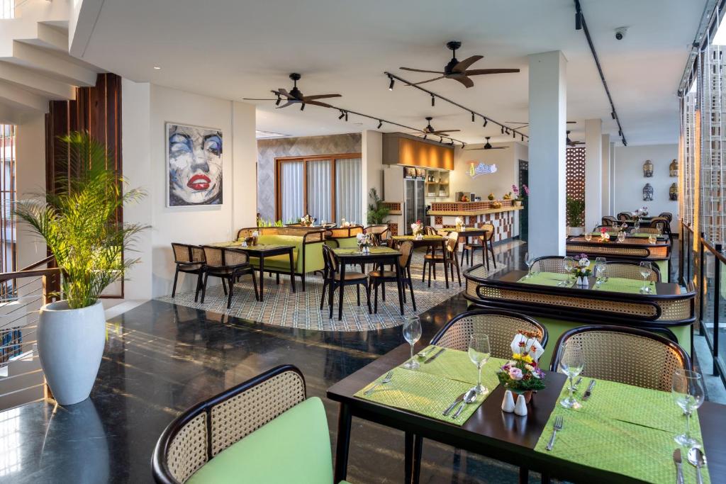 Restaurace v ubytování Mokko Suites Batubelig