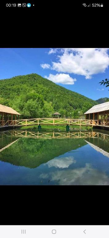 un grande bacino d'acqua con una montagna sullo sfondo di Bungalov Perovic ad Andrijevica