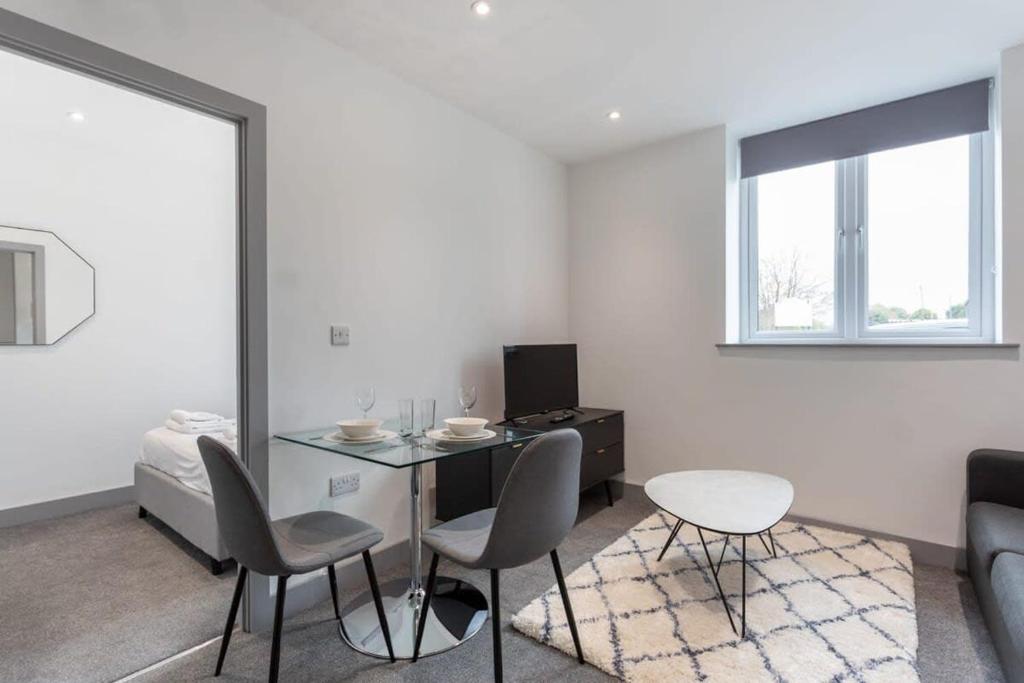 sala de estar con mesa, sillas y sofá en Lovely 1 Bedroom Apartment Leeds, en Leeds