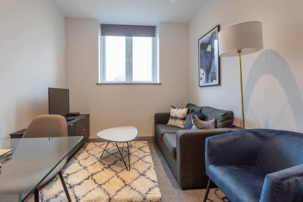 un soggiorno con divano e tavolo di Fantastic 1 Bedroom Apartment Leeds a Leeds