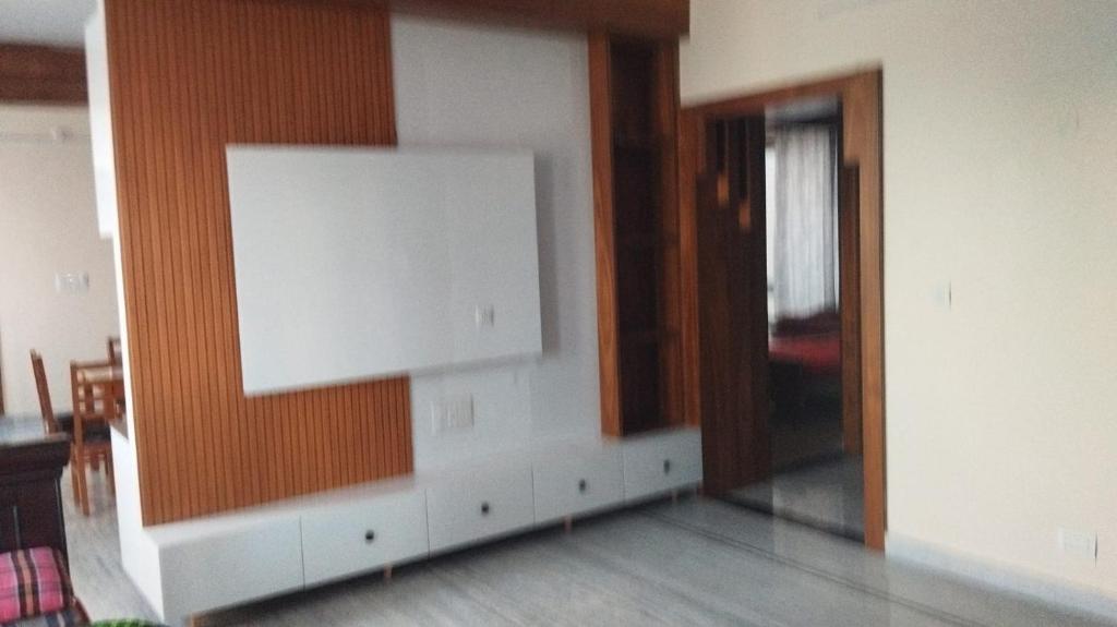 sala de estar con espejo y puerta en Madiraju homestay en Kurnool