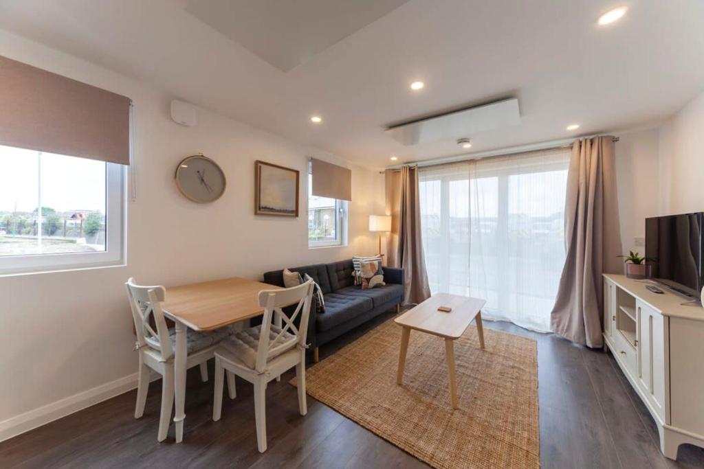 uma sala de estar com uma mesa e um sofá em Contemporary 1 Bedroom Apartment in Ashford em Ashford