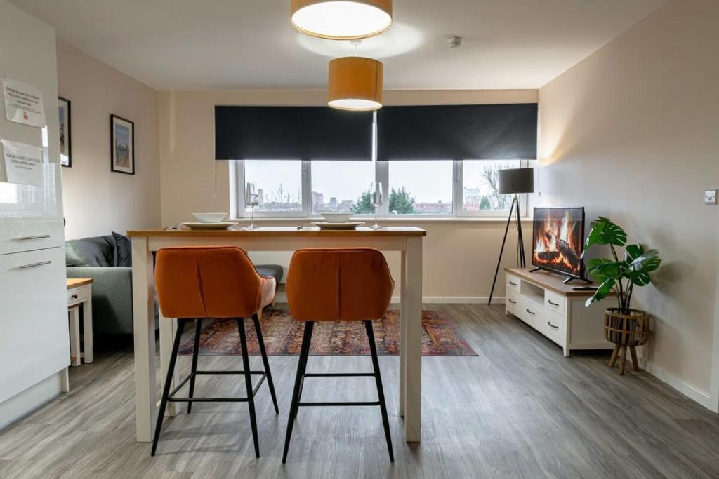 een keuken met een tafel en 2 stoelen bij Modern 1 Bedroom Apartment in Manchester in Manchester
