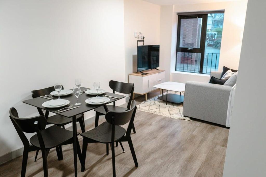 een eettafel en stoelen in de woonkamer bij Contemporary 1 Bed Apartment in Central Liverpool in Liverpool