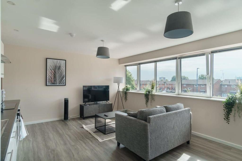 uma sala de estar com um sofá e uma televisão em Amazing 1 Bed Apartment in Manchester - Sleeps 2 em Manchester