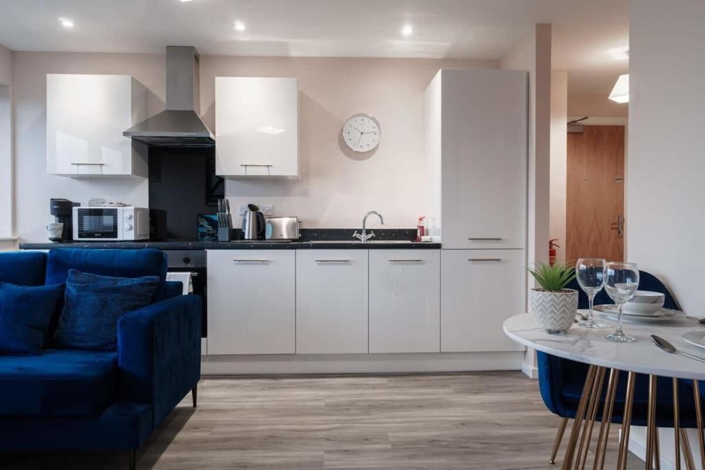 O bucătărie sau chicinetă la A Modern and Bright 1 Bed Apartment in Manchester