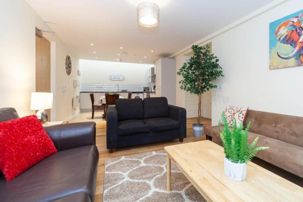 a living room with a couch and a table at Characterful 2 Bedroom Apartment in Brixton in London