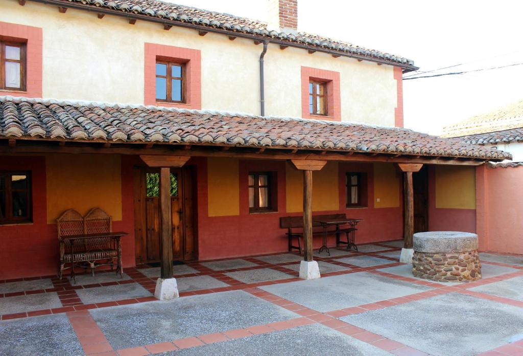 una casa vieja con rojo y amarillo en Casa del Recaudador, en Quintanilla de Onsoña