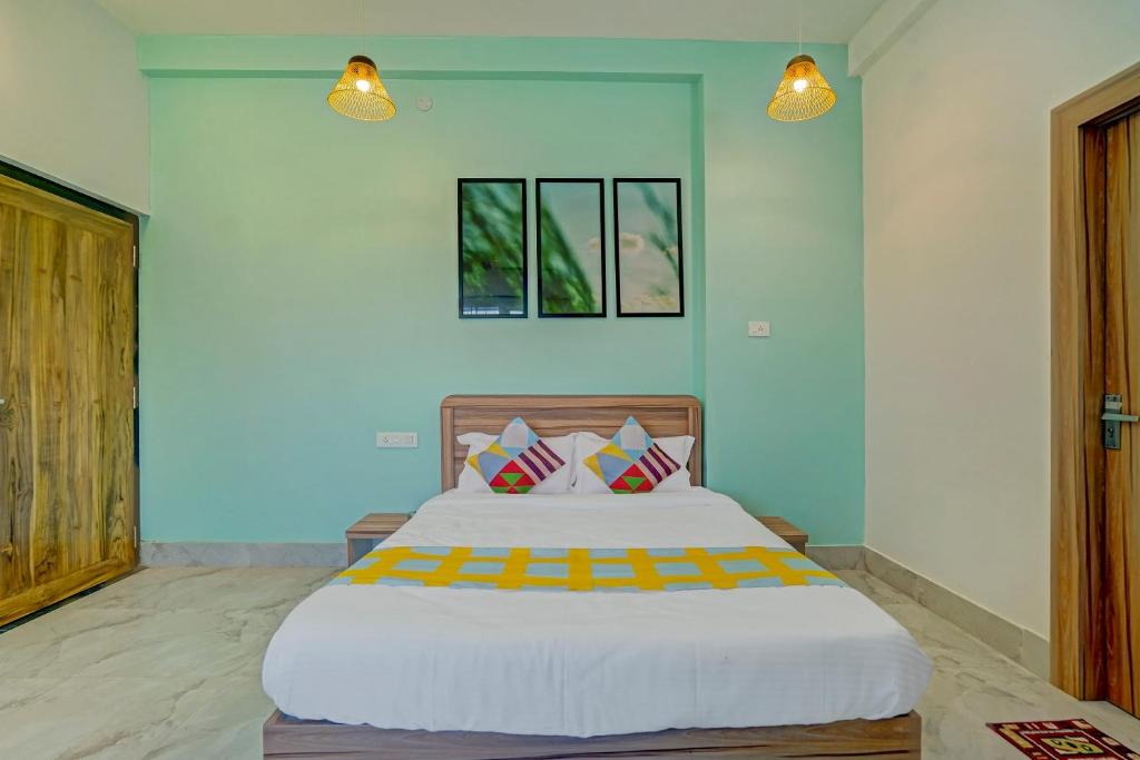 een slaapkamer met een groot bed met 2 kussens bij OYO Home Luxury Stay Near Cosmopolis in Khandagiri