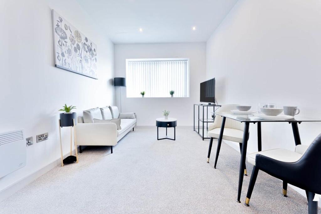 sala de estar blanca con mesa y sofá en Fantastic 1 Bed Apartment in Wolverhampton en Wolverhampton