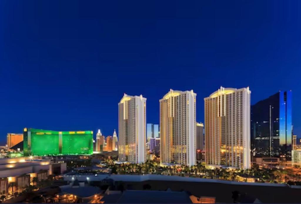 eine Skyline der Stadt mit hohen Gebäuden in der Nacht in der Unterkunft MGM Signature 30th Floor Penthouse w Balcony in Las Vegas