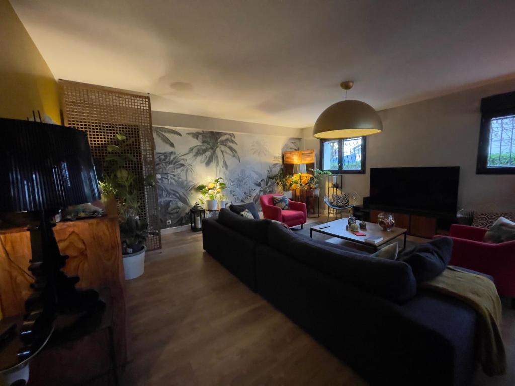 un soggiorno con divano e tavolo di Casa Lovo a Saint-Laurent-de-Mure