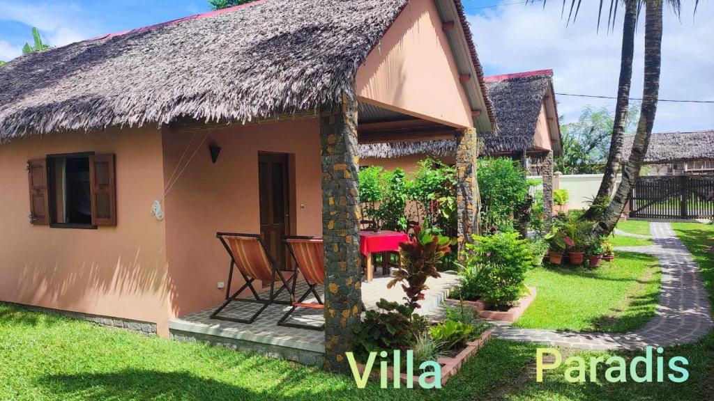 a small house with a thatched roof at Villa Paradis in Sainte Marie
