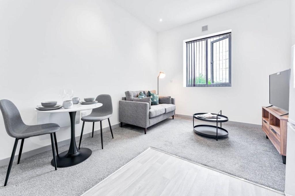 sala de estar con mesa y sofá en Modern and Bright 1 Bed Apartment Dudley, en Brierley Hill