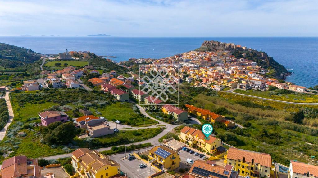 Vue aérienne d'une ville sur une colline à côté de l'océan dans l'établissement La Belavi', à Castelsardo