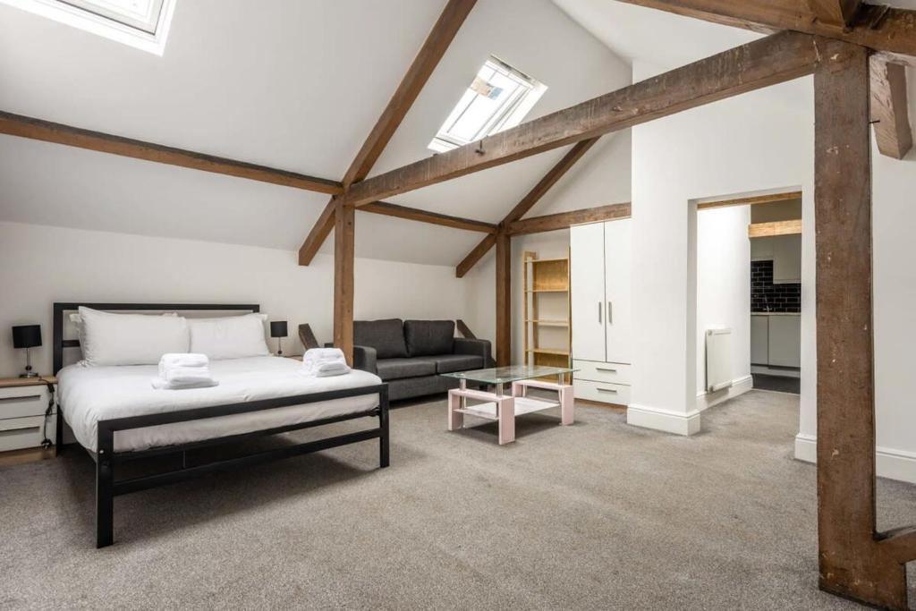 una camera con letto e divano di Budget Studio Apartment in Central Doncaster a Doncaster