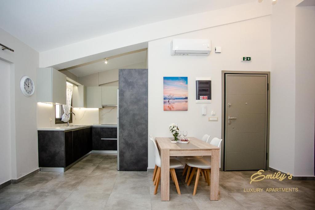 Kuchyň nebo kuchyňský kout v ubytování Emily's Luxury Apartments