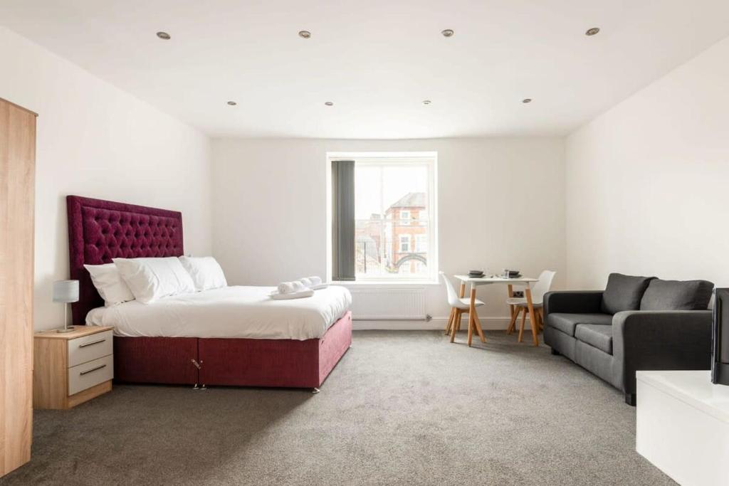 1 dormitorio con cama, sofá y mesa en Contemporary Budget Studio in Central Doncaster, en Doncaster