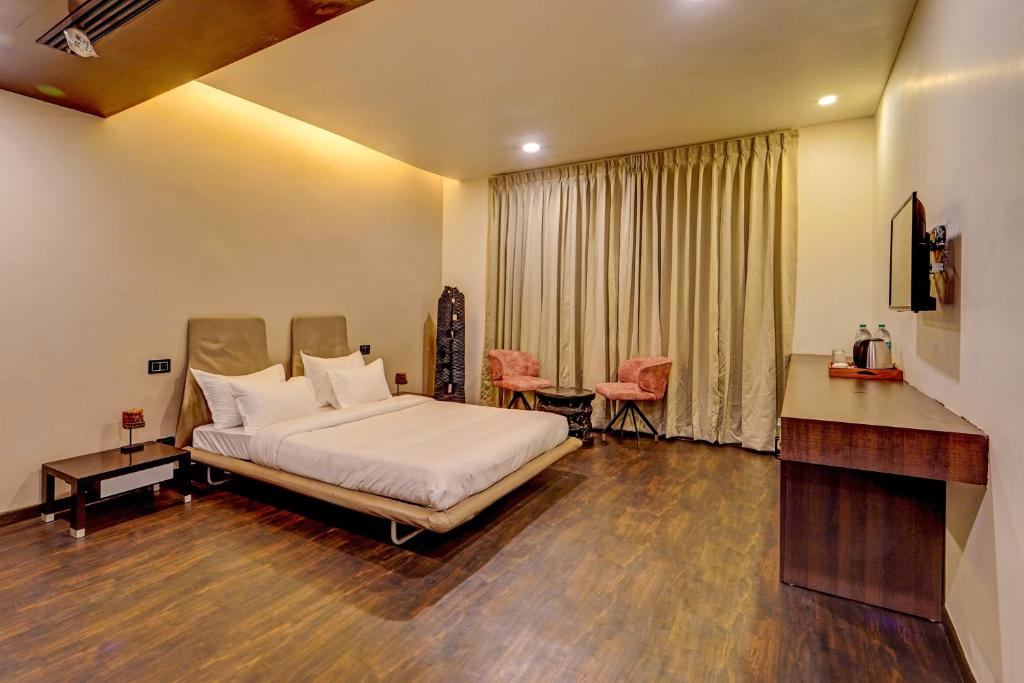 ein Schlafzimmer mit einem Bett und einem Schreibtisch in einem Zimmer in der Unterkunft Palette - The Slate Hotel in Chennai