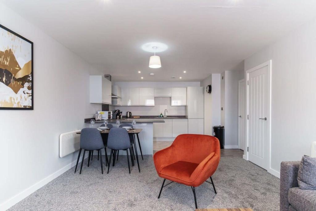 Kuchyň nebo kuchyňský kout v ubytování Modern Convenient 2 Bedroom Apartment in Liverpool
