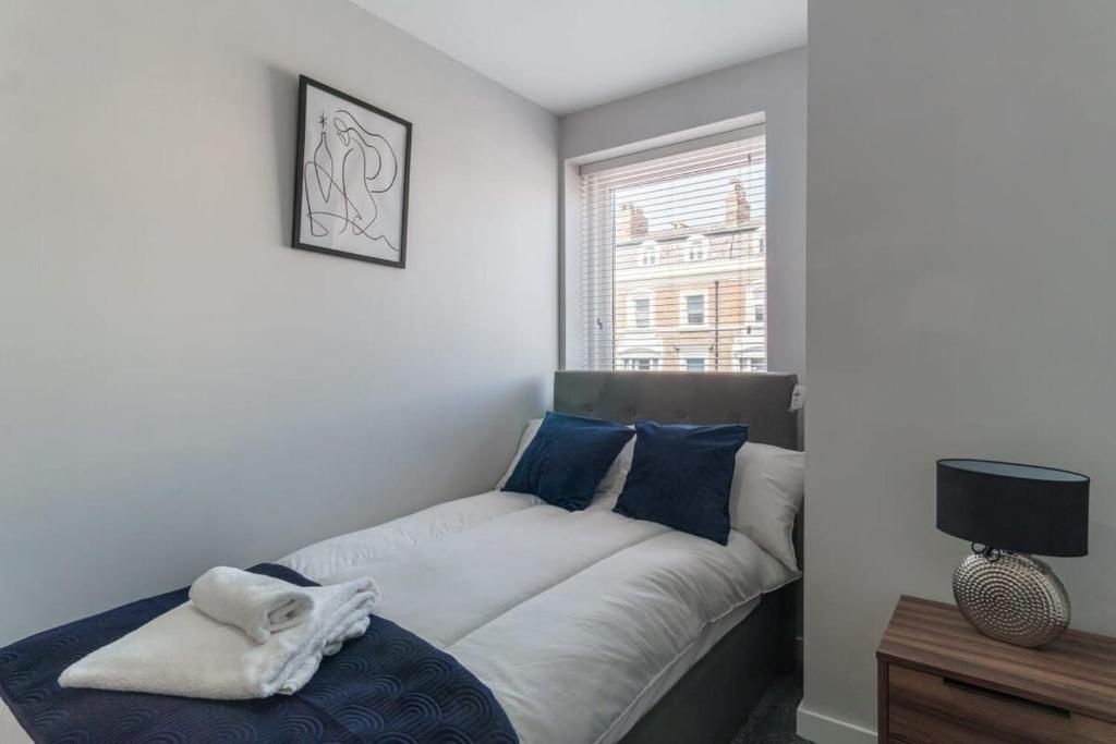 Postel nebo postele na pokoji v ubytování Modern Convenient 2 Bedroom Apartment in Liverpool