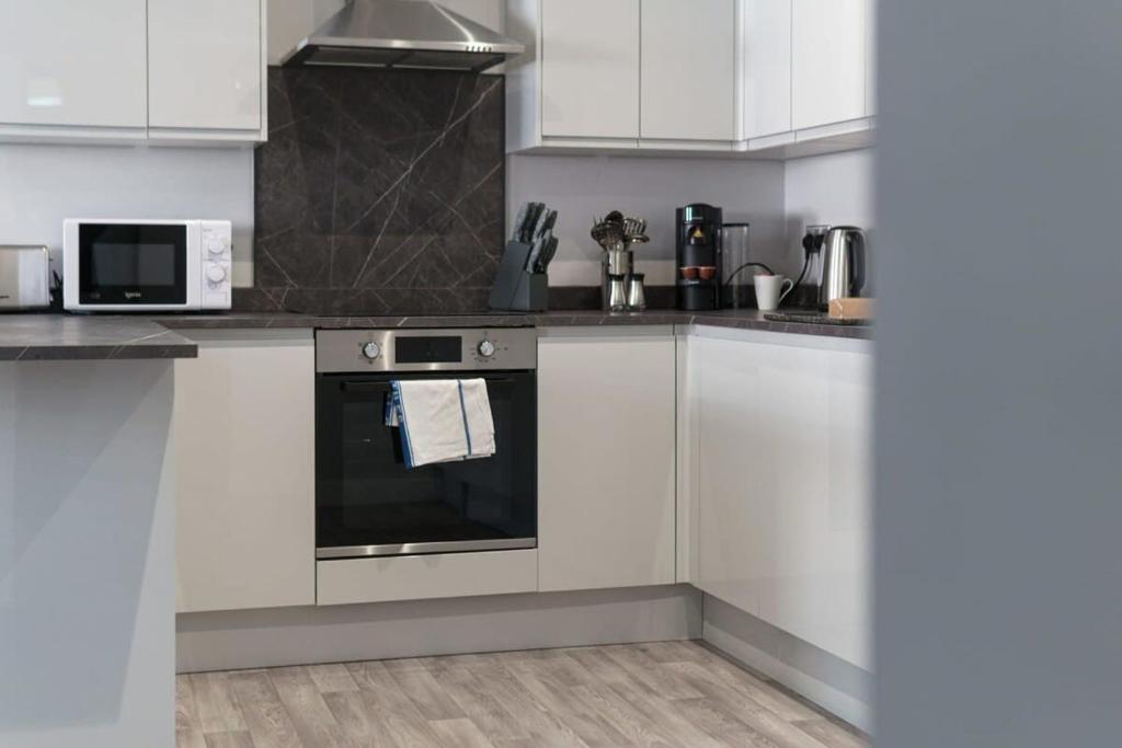 Kuchyň nebo kuchyňský kout v ubytování Modern Convenient 2 Bedroom Apartment in Liverpool