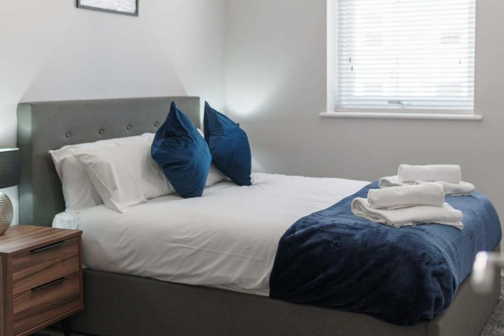 Postel nebo postele na pokoji v ubytování Modern Convenient 2 Bedroom Apartment in Liverpool