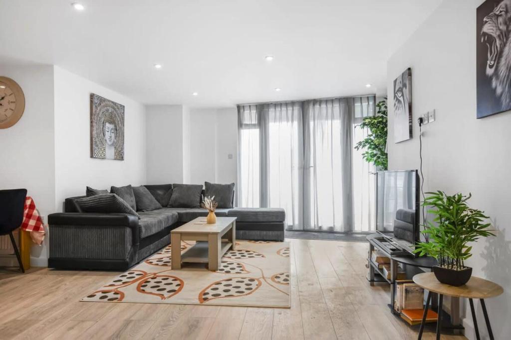 a living room with a couch and a table at Modern 2 Bedroom Apartment in Central Woking in Woking