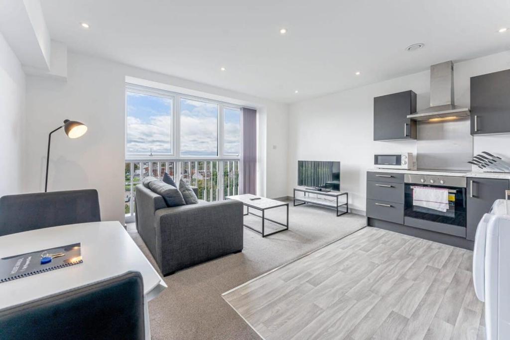 un soggiorno con divano e tavolo di Modern and Bright 1 Bed Apartment in Dudley a Brierley Hill