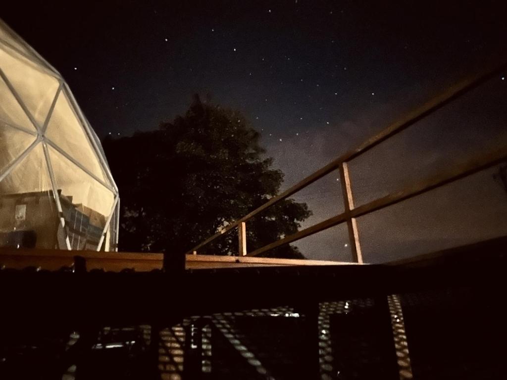 una noche estrellada con vistas a un observatorio en beGLAMP - narty, góry i Park Narodowy en Szczytna
