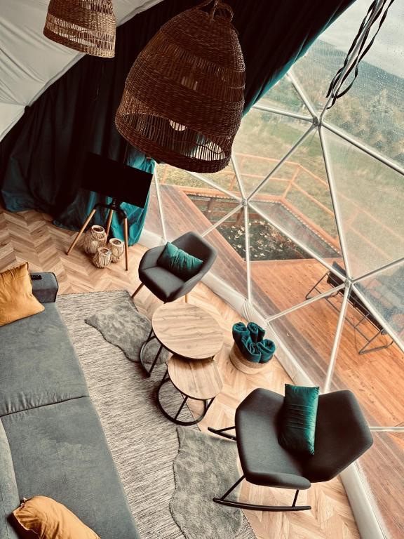 Posezení v ubytování beGLAMP glamping - narty, góry i Park Narodowy