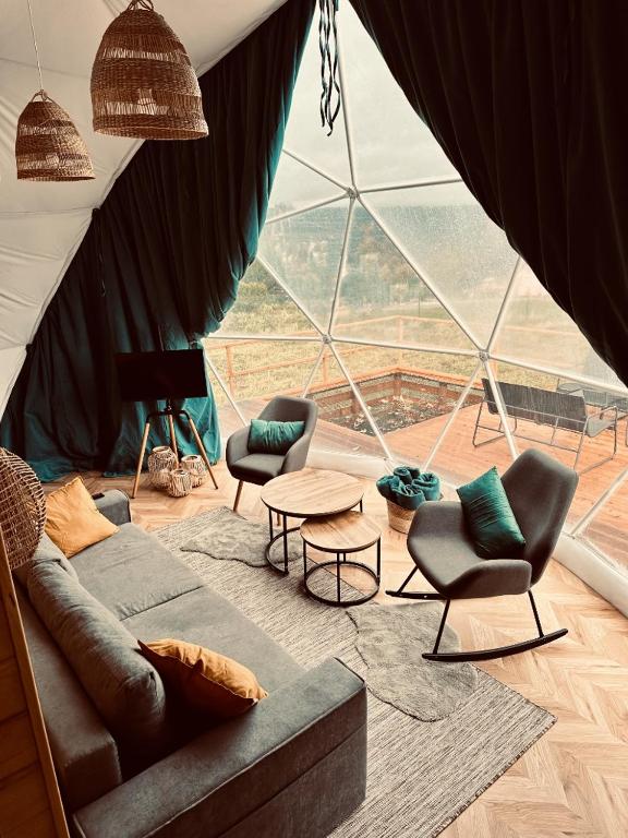Posezení v ubytování beGLAMP glamping - narty, góry i Park Narodowy