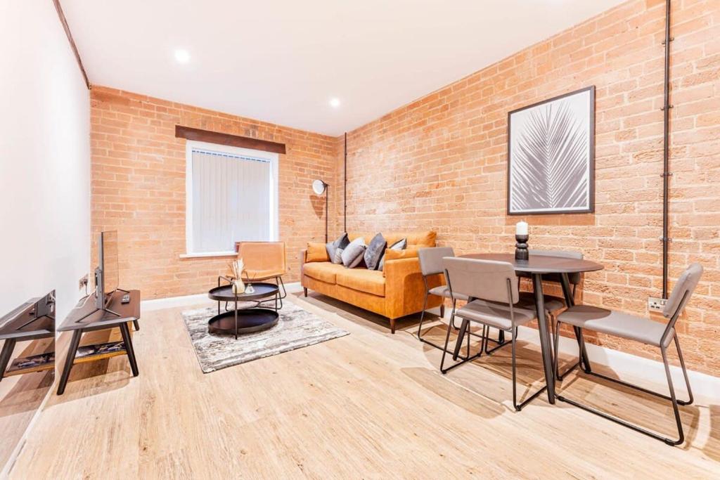 uma sala de estar com uma parede de tijolos em Spacious 2 Bed Apartment in Burton-on-Trent em Burton upon Trent