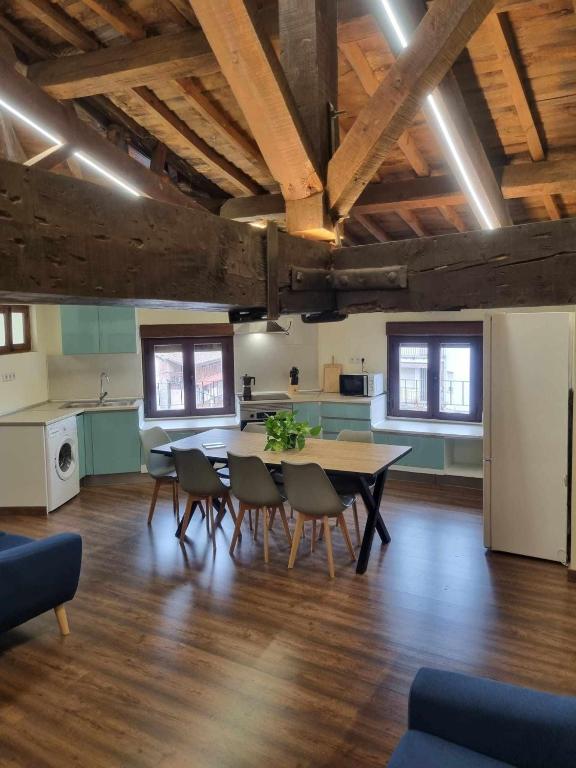 a dining room with a table and chairs in a room at Lanchas de La Vera in Madrigal de la Vera