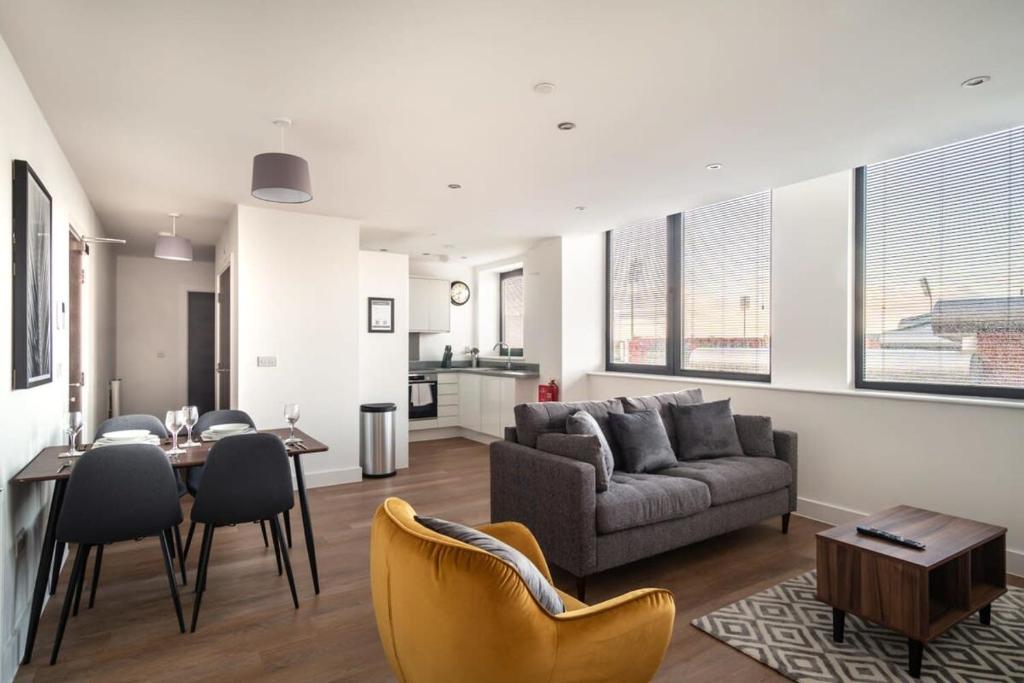 Modern & Bright 2 Bed Apartment by Old Trafford, Manchester, UK