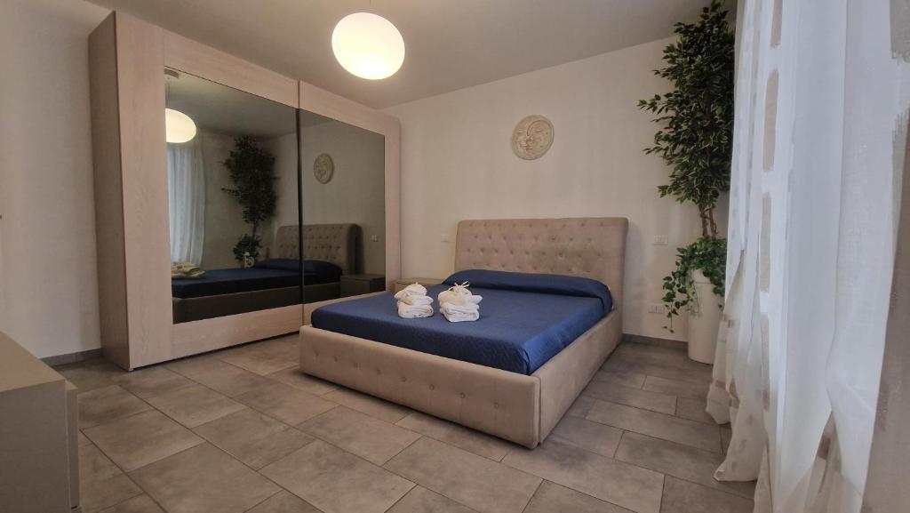 una camera con un letto e un grande specchio di Costa rooms apartament a Livorno