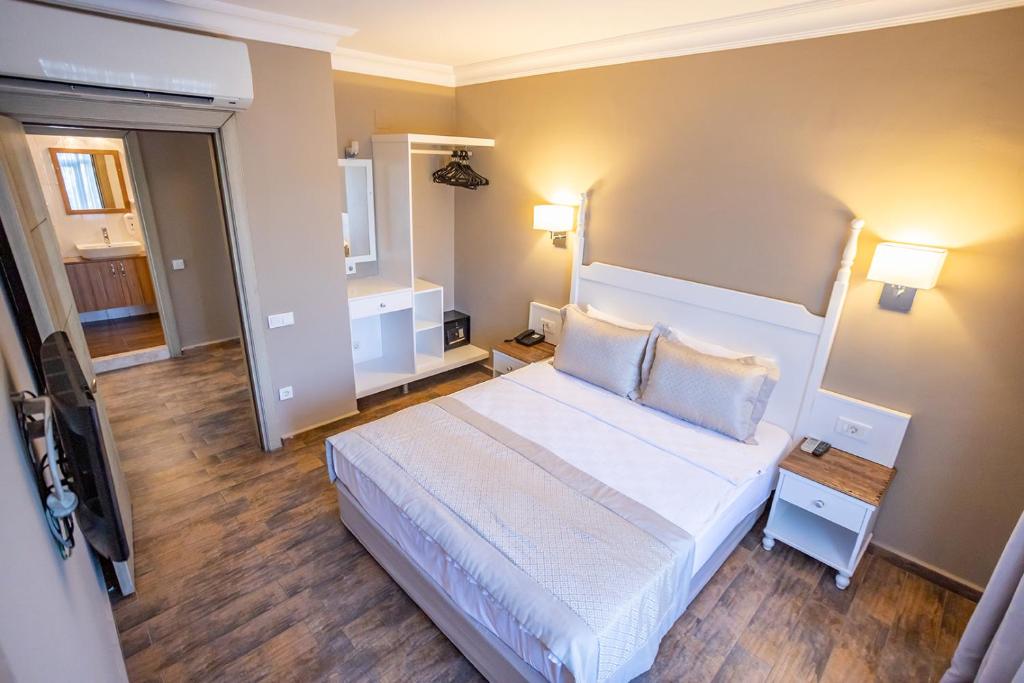 Cama ou camas em um quarto em Olbios Marina Resort Hotel