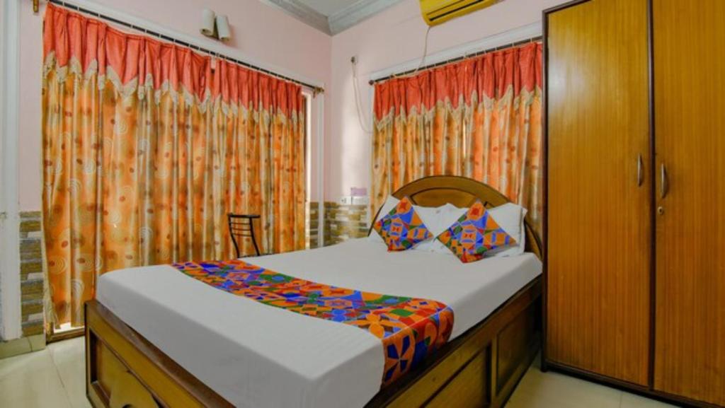 kolkata的住宿－Hotel Elite Stay Salt Lake Kolkata - Couple Friendly - Near Sector V - Excellent Customer Service，一间卧室设有一张床和一个窗口