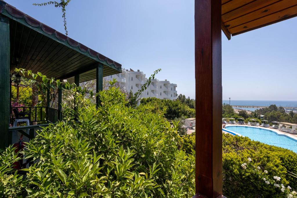 A piscina localizada em Olbios Marina Resort Hotel ou nos arredores