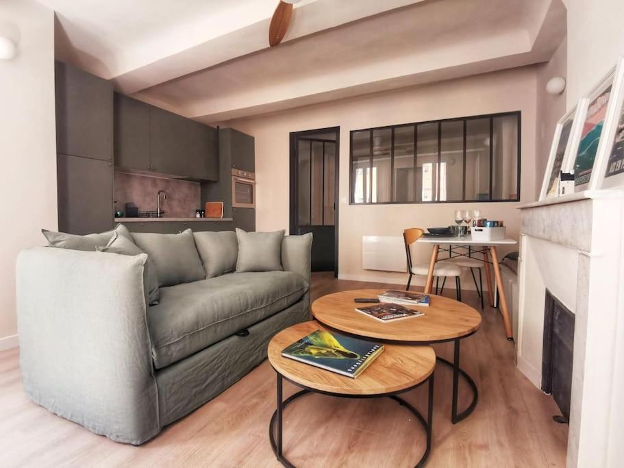 ein Wohnzimmer mit einem Sofa und einem Tisch in der Unterkunft Confortable et cosy appartement en centre-ville in Aix-en-Provence
