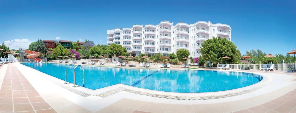 A piscina localizada em Olbios Marina Resort Hotel ou nos arredores