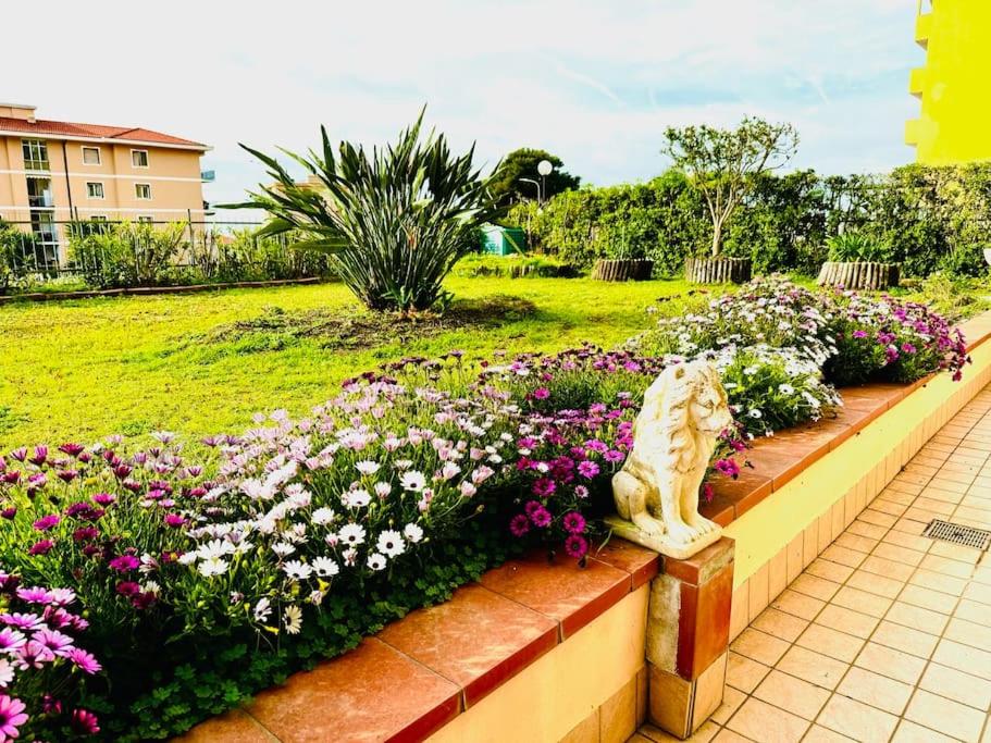 einen Garten mit einer Löwenstatue inmitten von Blumen in der Unterkunft La Casa di Ben in Riva Ligure