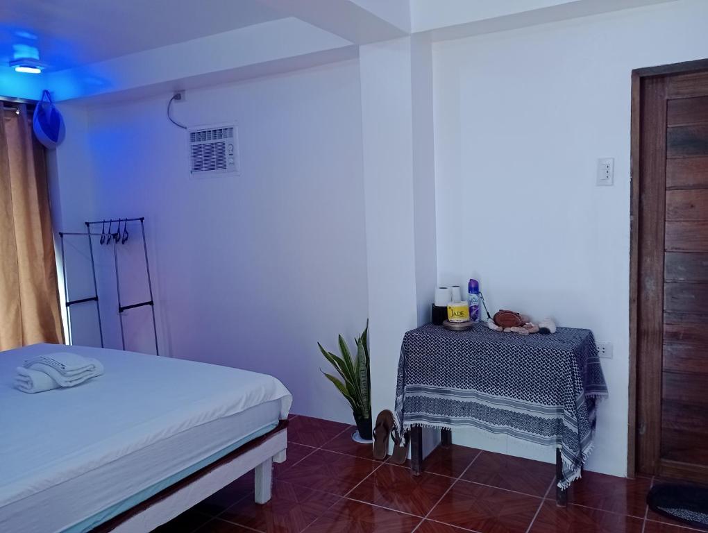 BurgosにあるZia Homestayのベッドルーム(ベッド1台、テーブル付)