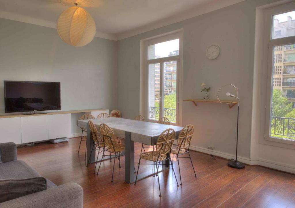 un salon avec une table et des chaises de salle à manger dans l'établissement Appartement de caractère avenue du Prado 4 chambres, à Marseille