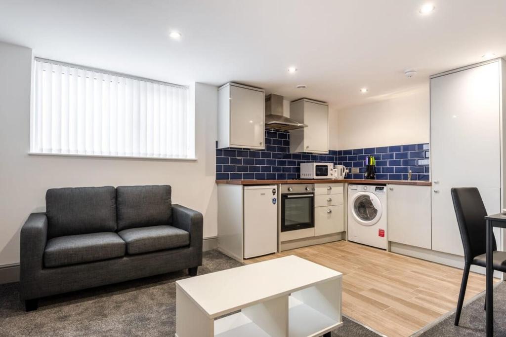 Kuchyň nebo kuchyňský kout v ubytování Centrally Located Budget 1 Bed Flat in Darlington