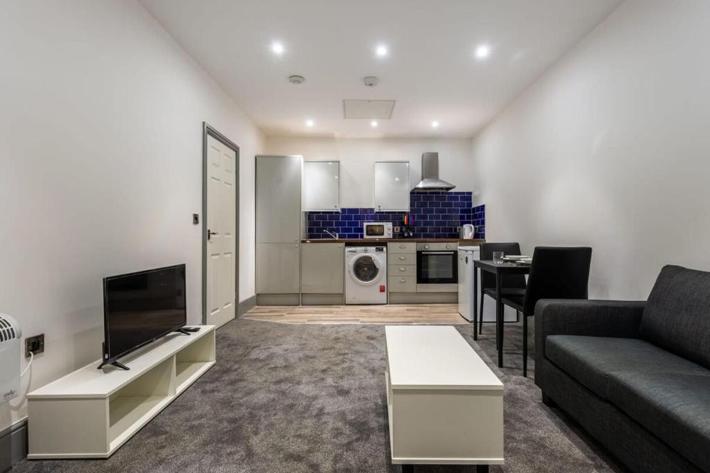un soggiorno con divano e tavolo e una cucina di Smart 1 Bed Budget Apartment in Darlington a Darlington