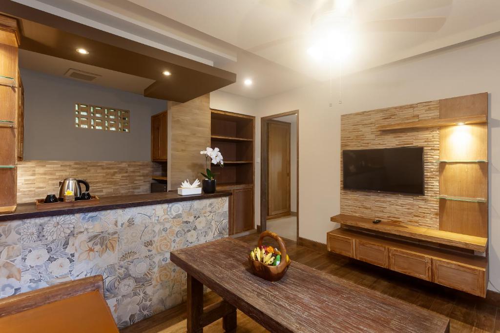 TV a/nebo společenská místnost v ubytování Teba Suci Suite and Villas
